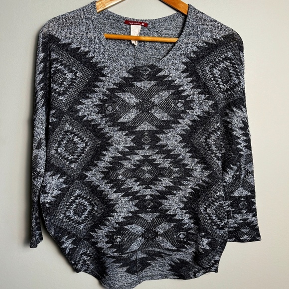 Elegant V-Neck Sweater with Geometric Pattern - Picture 1 of 12